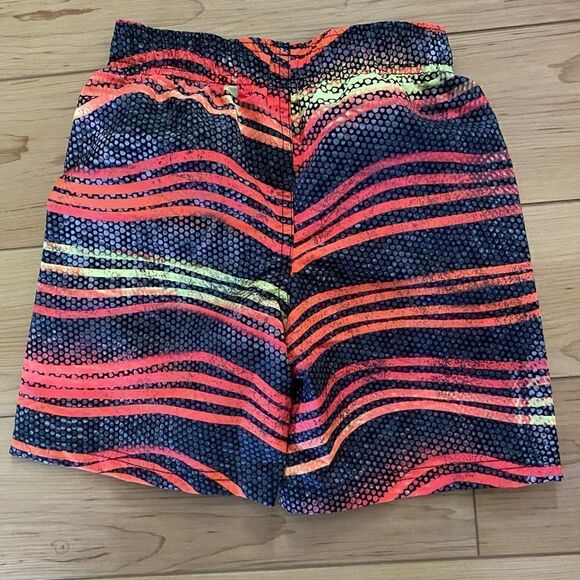 NEW Under Armour Boys Volley Swim Trunks in Atomic Wave Pattern Red Black Size 4 - Picture 2 of 6